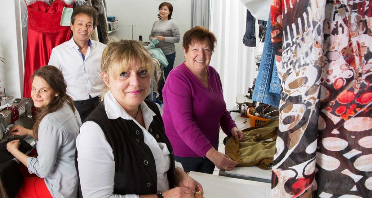 Das Team des Änderungsateliers Kofidis in der Werkstatt der Schneiderei in Dortmund