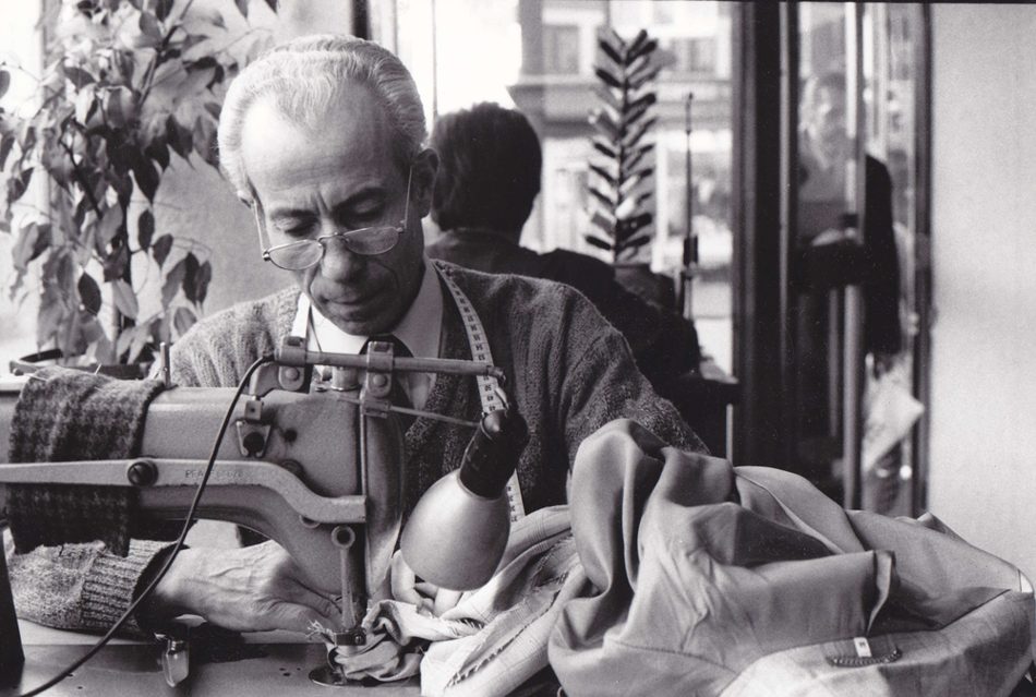 Nikolaos Kofidis an der Nähmaschine in der Schneiderei